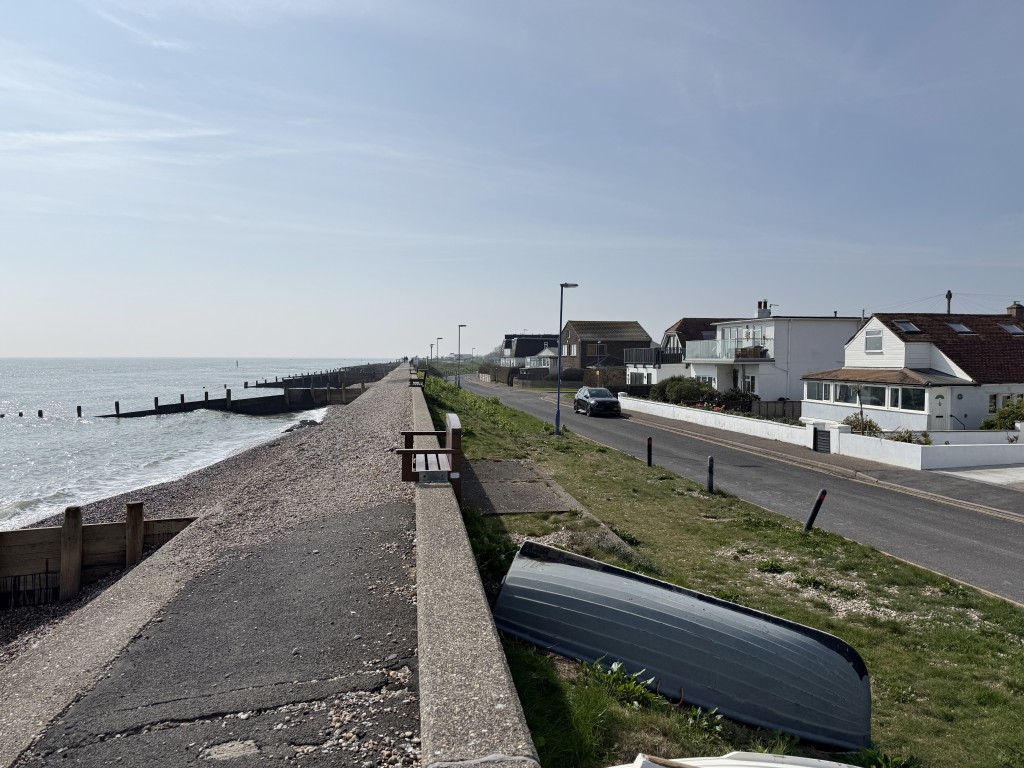 Lot: 124 - FREEHOLD LAND MADE UP OF VERGES, ROADS, PATHWAYS AND BEACH - Alternative view of East Beach Road and beach